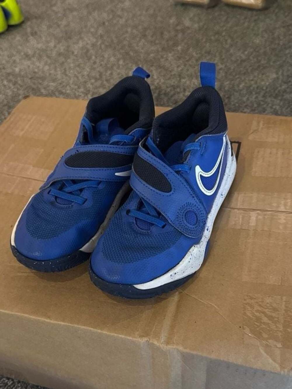 NIKE TEAM HUSTLE D 11 shoes for boys, NEW & AUTHENTIC, US size (YOUTH) 1